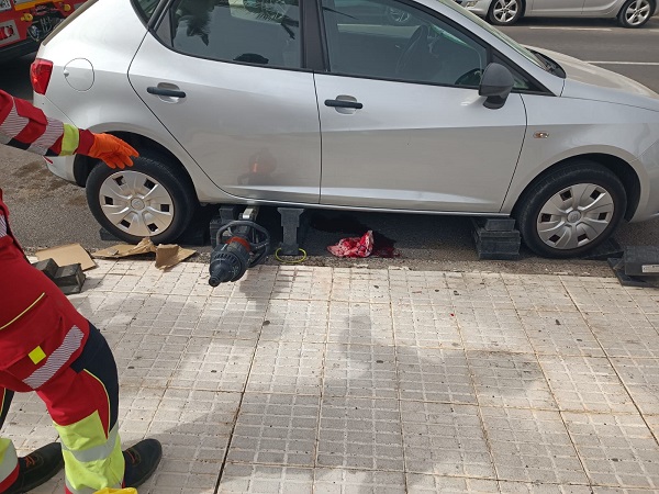 accidente costa teguise aug25 Los bomberos socorren a una persona tras caer con su silla de ruedas en Costa Teguise