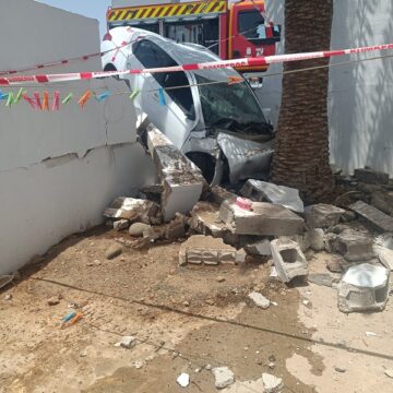 accidente playa honda aug25 Un vehículo impacta contra una vivienda tras salirse de la carretera LZ2