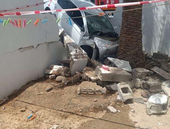 accidente playa honda aug25 Un vehículo impacta contra una vivienda tras salirse de la carretera LZ2