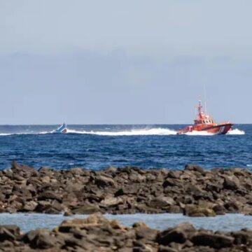 patera salvamento maritimo lanzarote 1 septiembre 2021 Rescatadas 62 personas migrantes que viajaban a bordo de una patera en aguas próximas a la isla de Lanzarote