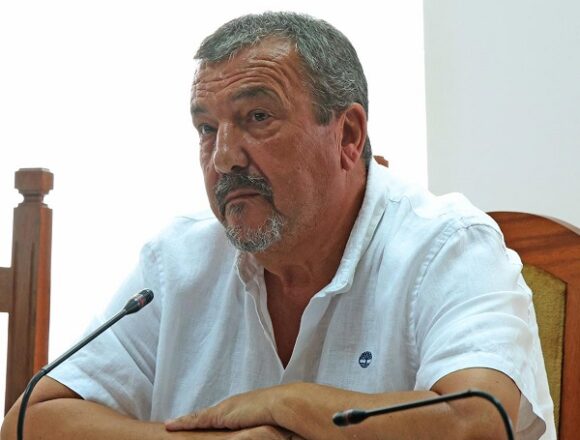Miguel Ángel Jiménez (1) El Cabildo tramita una sanción de más de 4.000 euros contra el vehículo detenido por transporte ilegal de pasajeros