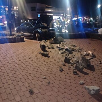 accidente playa blanca sept25 Un turismo se empotra en un muro en Playa Blanca