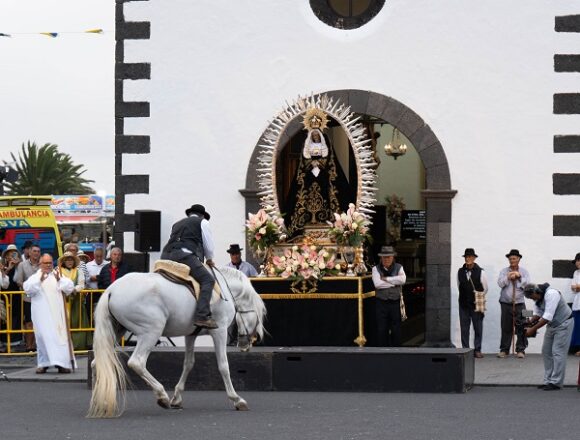 Miles de peregrinos acompañan a la Virgen de Los Dolores en una romería marcada por la devoción y la tradición