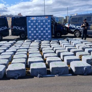 policia droga 4000 kg oct25 Los GEO incautan 4.000 Kg de cocaína a 1.100 Km de Canarias en un barco con dirección Vigo