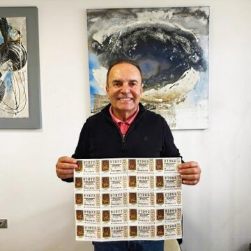 Jesús Machín dona un año más dos series de la lotería de Navidad a toda la vecindad de Tinajo