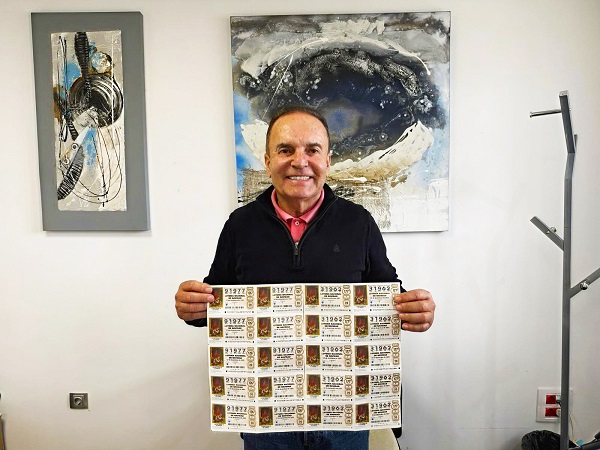 Jesús Machín con la lotería de este año 2025 Jesús Machín dona un año más dos series de la lotería de Navidad a toda la vecindad de Tinajo