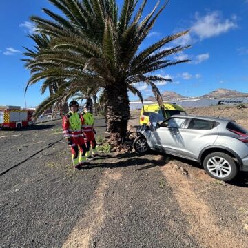 accidente palmera dec25 Retenciones en Playa Honda después de que un turismo chocara con una palmera