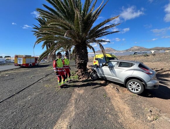 accidente palmera dec25 Retenciones en Playa Honda después de que un turismo chocara con una palmera