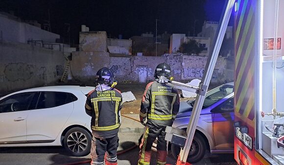 incendio arrecife calle la ines dec25 Los bomberos del Consorcio sofocan el incendio en una casa abandonada con “okupas” en Arrecife