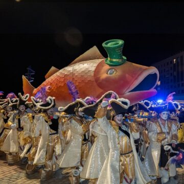 Entierro Pejín y Sardina carnaval arrecife 2026 (8) Diversión y desconsuelo en el multitudinario Entierro del Pejín y la Sardina del Carnaval de Arrecife