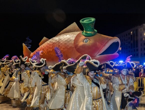 Entierro Pejín y Sardina carnaval arrecife 2026 (8) Diversión y desconsuelo en el multitudinario Entierro del Pejín y la Sardina del Carnaval de Arrecife