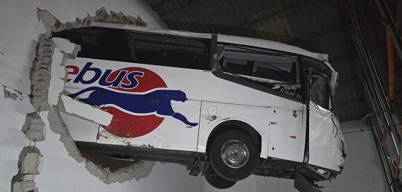 accidente guagua arrecife feb26 Aparatoso accidente de tráfico entre dos guaguas en Arrecife provoca el desalojo de una nave