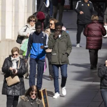España supera los 49,5 millones de habitantes con más de 10 millones nacidos fuera