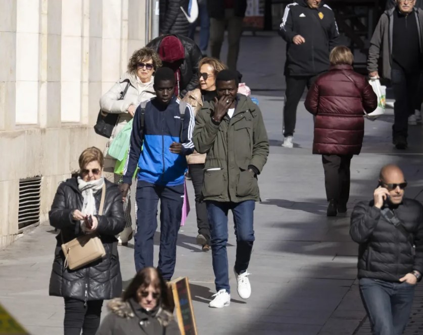 EFE Antonio García España supera los 49,5 millones de habitantes con más de 10 millones nacidos fuera