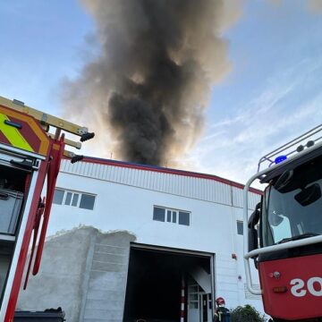 incendio valterra feb26 Los bomberos utilizan 14.000 litros de agua para extinguir el incendio de la nave de Lanzarote Bus