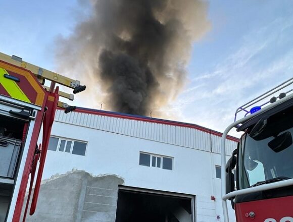 incendio valterra feb26 Los bomberos utilizan 14.000 litros de agua para extinguir el incendio de la nave de Lanzarote Bus
