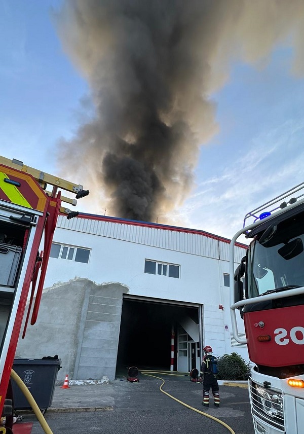 incendio valterra feb26 Los bomberos utilizan 14.000 litros de agua para extinguir el incendio de la nave de Lanzarote Bus