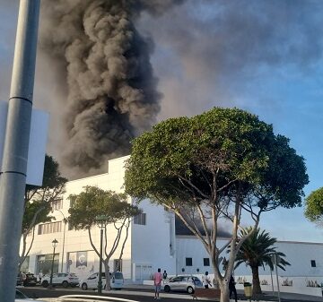incendio valterra feb26 Un incendio en Arrecife calcina nueve guaguas y dos furgonetas de Lanzarote Bus