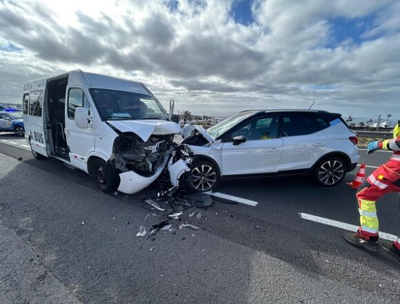 accidente macher mar26 Dos heridos tras el choque de un turismo y un microbús en Mácher