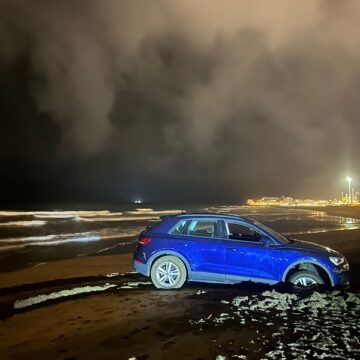 coche playa bomberos mar26 Los bomberos desentierran un coche en la Playa de Los Pocillos