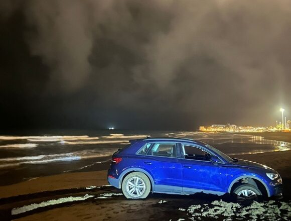 coche playa bomberos mar26 Los bomberos desentierran un coche en la Playa de Los Pocillos