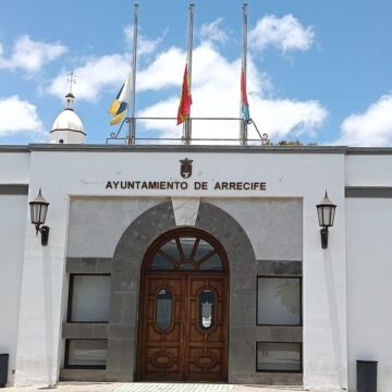 banderas arrecife media asta luto A media asta las banderas en Arrecife por las víctimas de los terremotos en Venezuela