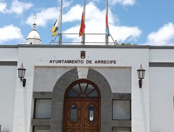 banderas arrecife media asta luto A media asta las banderas en Arrecife por las víctimas de los terremotos en Venezuela