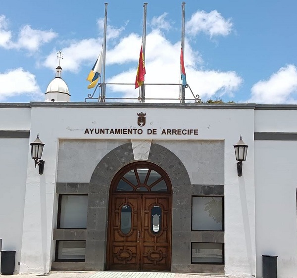 banderas arrecife media asta luto A media asta las banderas en Arrecife por las víctimas de los terremotos en Venezuela