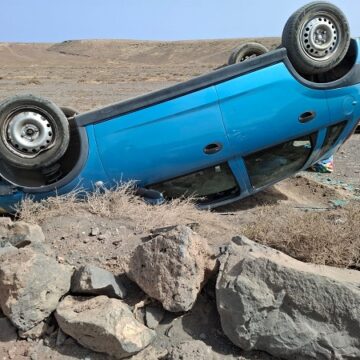 accidente yaiza jul26 Un herido tras el vuelco de un turismo en Playa Blanca