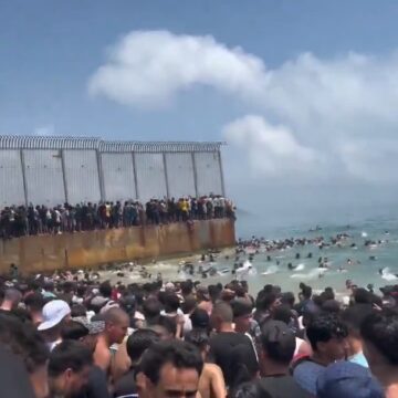 Cruce masivo en la frontera de Ceuta con Marruecos supone la peor crisis migratoria desde 2021
