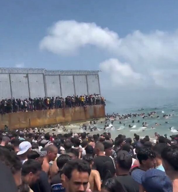 ceuta inmirgantes jul26 Pedro Sánchez se olvida de Ceuta en la comparecencia para convocar elecciones