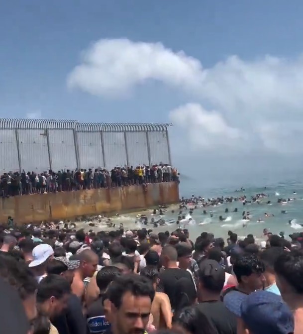 ceuta inmirgantes jul26 Cruce masivo en la frontera de Ceuta con Marruecos supone la peor crisis migratoria desde 2021