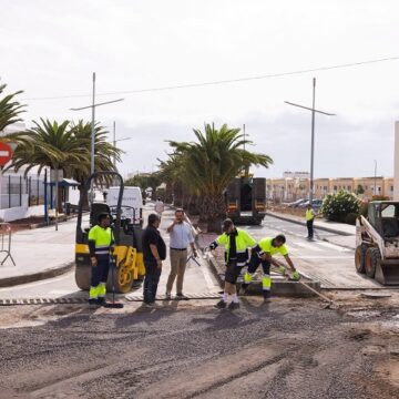 Arrecife reabre al tráfico esta tarde la calle Tajaraste tras la reparación de la grave avería en la red del Consorcio del Agua
