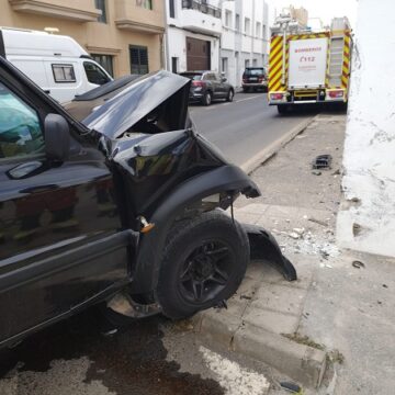 Los bomberos actúan en un aparatoso accidente de tráfico sin atrapados en Arrecife