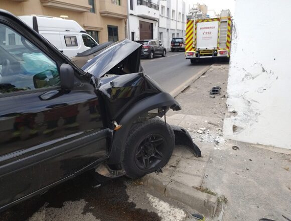 accidente arrecife calle mina aug26 Los bomberos actúan en un aparatoso accidente de tráfico sin atrapados en Arrecife