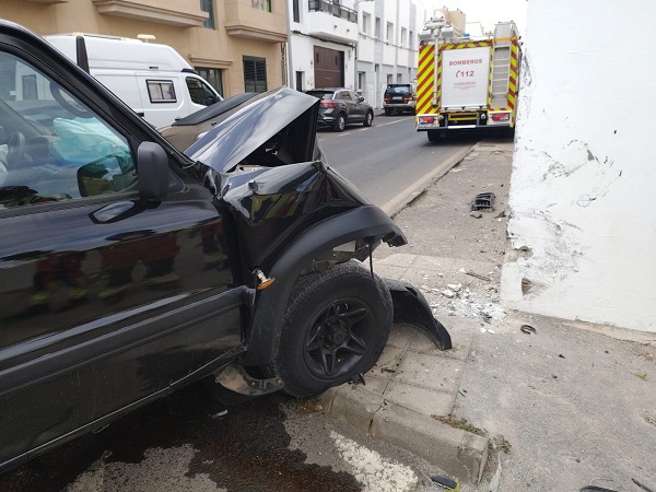 accidente arrecife calle mina aug26 Los bomberos actúan en un aparatoso accidente de tráfico sin atrapados en Arrecife