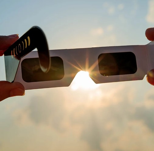 gafas eclipse El Consorcio de Seguridad y Emergencias de Lanzarote y La Graciosa emite una serie de recomendaciones para evitar afecciones a la salud durante el eclipse