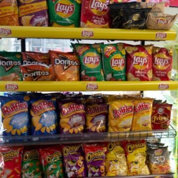 papas fritas supermercado Europa pone fecha al fin de las bolsas de papas fritas llenas de aire