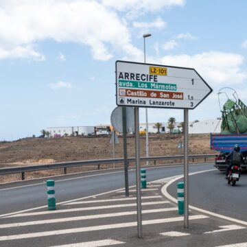 rotonda arrecife ikea Obras Públicas adecúa la señalización hacia Arrecife para dar fluidez al tráfico en la carretera LZ3 a Los Mármoles y LLoret