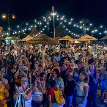tardeos arrecife El estreno de la primera terraza pública de la isla llena con cientos de familias el Parque Temático de Arrecife