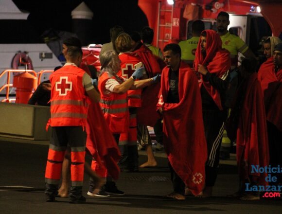 IMG_9787 Salvamento Marítimo rescata tres pateras cerca de Lanzarote con ciento treinta personas en menos de doce horas