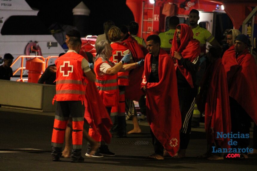 IMG_9787 Salvamento Marítimo rescata tres pateras cerca de Lanzarote con ciento treinta personas en menos de doce horas