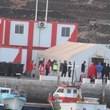PATERA SEPT26 ACE Salvamento Marítimo traslada hasta el puerto de Arrecife a cerca de 160 personas rescatadas en aguas situadas al nordeste de Lanzarote