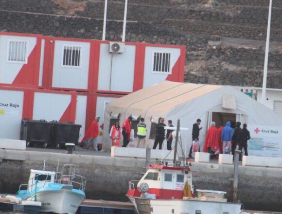 PATERA SEPT26 ACE Salvamento Marítimo traslada hasta el puerto de Arrecife a cerca de 160 personas rescatadas en aguas situadas al nordeste de Lanzarote