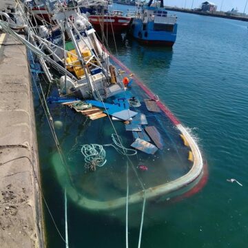 La Autoridad Portuaria asegura que el vertido del pesquero hundido en Puerto Naos está controlado