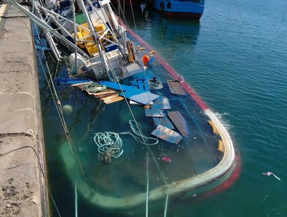 barco hundido arrecife sept26 La Autoridad Portuaria asegura que el vertido del pesquero hundido en Puerto Naos está controlado