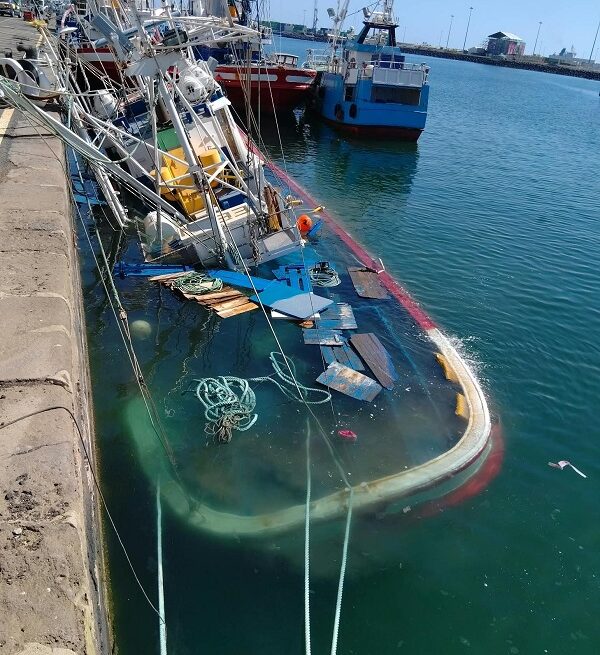 barco hundido arrecife sept26 La Autoridad Portuaria asegura que el vertido del pesquero hundido en Puerto Naos está controlado
