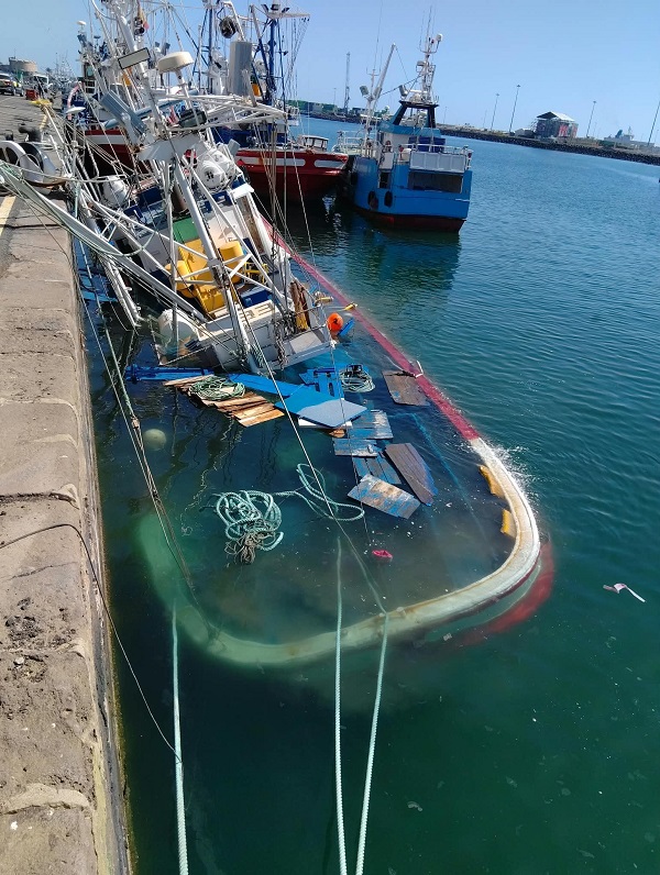 barco hundido arrecife sept26 La Autoridad Portuaria asegura que el vertido del pesquero hundido en Puerto Naos está controlado