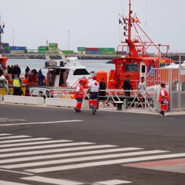 Salvamento Marítimo rescata una segunda patera con 50 migrantes magrebíes localizados al este de Alegranza