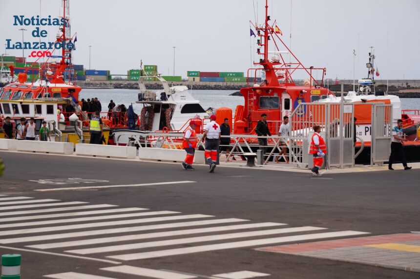 patera 27 de septiembre 26 Salvamento Marítimo rescata una patera con sesenta personas a doce millas de Lanzarote